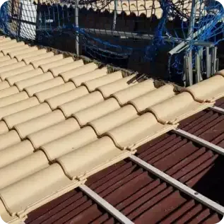 Construcción de bloques residenciales con teja curva